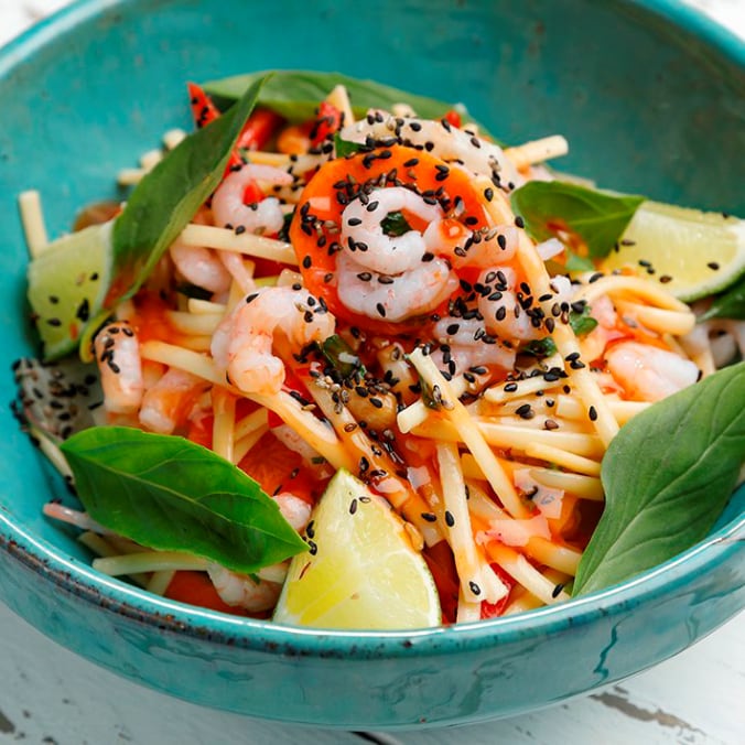 Orientalna sałatka z makaronem i krewetkami